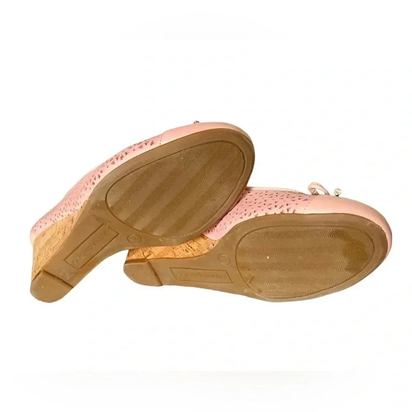 *NEW* ISAAC MIZRAHI | Baby Pink Perforated Leather Sarah Cork Wedge Pump Size 8M - Picture 7 of 7